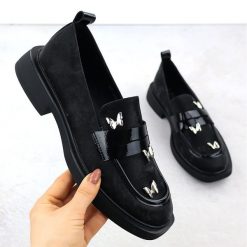 Półbuty damskie lordsy z motylkami czarne Potocki SZ12650. Czarne półbuty damskie z aplikacjami, ze skóry, bez obcasa, bez zapięcia. Za 228.69 zł.
