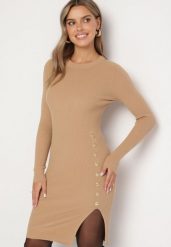 Ciemnobeżowa Prążkowana Sukienka z Modalem i Wiskozą o Dopasowanym Kroju Ozdobiona Napami Reallia. Brązowe sukienki damskie Born2be, bez wzorów, z jeansu, eleganckie, bez ramiączek. W wyprzedaży za 84.99 zł.