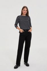 Jeansy z prostymi nogawkami czarne. Czarne jeansy damskie MOODO. Za 149.99 zł.