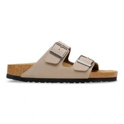 BIRKENSTOCK Arizona BFBC Gray Taupe Klapki damskie. Brązowe klapki damskie Birkenstock, bez wzorów, z materiału, bez obcasa, bez zapięcia. Za 349.99 zł.