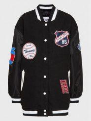 Tommy Jeans Curve Kurtka bomber Letterman DW0DW15076 Czarny Oversize. Czarne kurtki damskie Tommy Jeans Curve, xl, bez wzorów, z jeansu, bez kaptura. Za 899.99 zł.