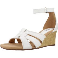 Sandały CLARKS KYARRA JOY Biały. Białe sandały damskie Clarks, bez wzorów, ze skóry, bez obcasa, bez zapięcia. Za 195.99 zł.