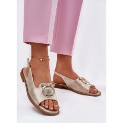 Eleganckie Sandały Z Ozdobą Na Płaskim Obcasie S.Barski KV51-003 Złote złoty. Żółte sandały damskie z aplikacjami, ze skóry, bez obcasa, na płaskiej podeszwie, bez zapięcia. Za 170.48 zł.