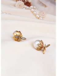 L'Atelier de Gaia Pozłacane kolczyki-wkrętki z perłami rozmiar: onesize. Białe kolczyki damskie L'Atelier de Gaia, z perłą, pozłacane. Za 117.73 zł.