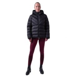 Damska kurtka z kapturem PS of Sweden Penelope Puffer. Czarne kurtki damskie PS OF SWEDEN, bez wzorów, z puchu, z kapturem. W wyprzedaży za 762.00 zł.