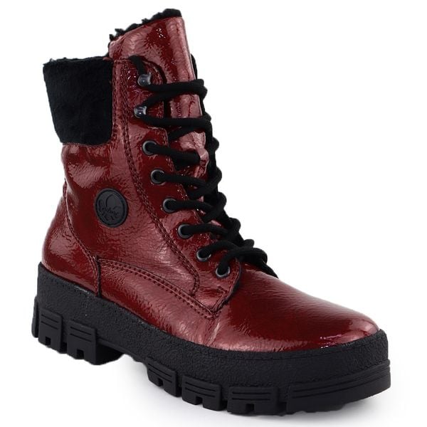 Botki damskie workery na platformie lakierowane czerwone Rieker Y0220-33. Czerwone botki damskie Rieker, z lakierowanej skóry, bez obcasa, na platformie, bez zapięcia. Za 259.35 zł.