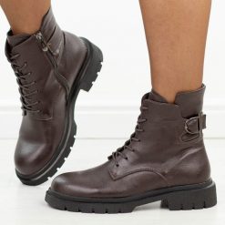 C.Brązowe skórzane botki damskie Filippo Dbt8018/26. Brązowe botki damskie Filippo, na jesień, z dzianiny, klasyczne, z okrągłym noskiem, bez obcasa, bez zapięcia. Za 329.00 zł.