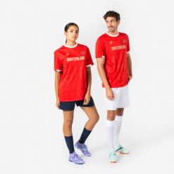 Koszulka piłkarska dla kibiców Szwajcaria 2026. Białe bluzki damskie KIPSTA, l, bez wzorów, z materiału, sportowe, bez kołnierzyka, bez ramiączek. Za 44.99 zł.