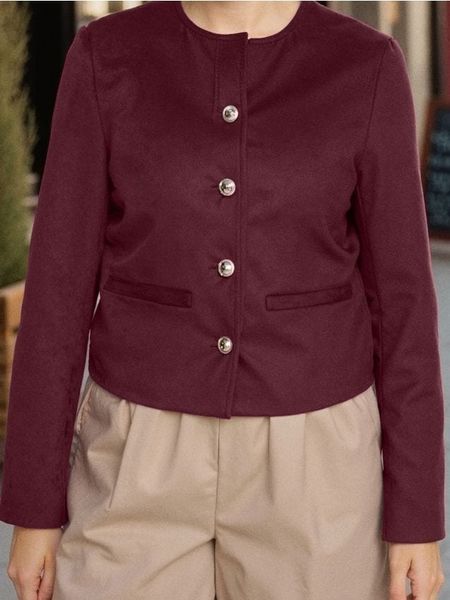 Elegancka kurtka z imitacji zamszu i ozdobnymi guzikami - bordowy. Czerwone kurtki damskie Sinsay, l, bez wzorów, bez kaptura. W wyprzedaży za 39.99 zł.