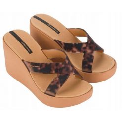 Klapki dla kobiet Ipanema HIGH FASHION SLIDE. Brązowe klapki damskie Ipanema, bez wzorów, bez obcasa, bez zapięcia. Za 179.00 zł.