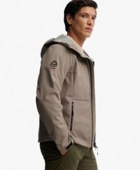 Superdry Kurtka Softshell Trekker z Kapturem, wodoodporna powłoka – Fort Taupe. Brązowe kurtki damskie Superdry, xl, bez wzorów, z elastanu, z kapturem. Za 396.70 zł.