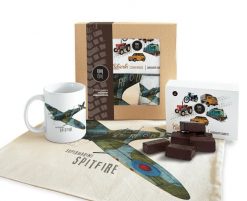 Supermarine Spitfire — paczka (Zawartość paczki: koszulka, torba, kubek, słodycze; Rozmiar koszulki / bluzy: S (damska); Kolor koszulki / bluzy: czarn. Brązowe koszulki damskie nikiniki, s, bez wzorów, z bawełny, bez kołnierzyka, bez ramiączek. Za 179.00 zł.