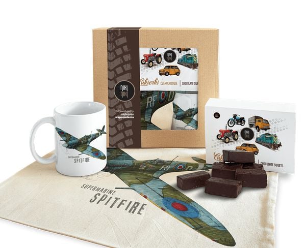 Supermarine Spitfire — paczka (Zawartość paczki: koszulka, torba, kubek, słodycze; Rozmiar koszulki / bluzy: 3XL (damska); Kolor koszulki / bluzy: cza. Brązowe koszulki damskie nikiniki, s, bez wzorów, z bawełny, bez kołnierzyka, bez ramiączek. Za 189.00 zł.