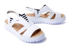 RIEKER V44Y5-80 white, sandały damskie. Białe sandały damskie Rieker, bez wzorów, bez obcasa, na koturnie, bez zapięcia. Za 223.93 zł.