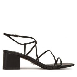 Sandały Steve Madden. Czarne sandały damskie Steve Madden, bez wzorów, bez obcasa, na słupku, bez zapięcia. Za 279.99 zł.