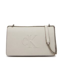 Torebka Calvin Klein Jeans. Białe torebki klasyczne damskie Calvin Klein Jeans, bez wzorów, z jeansu, bez dodatków. Za 359.99 zł.