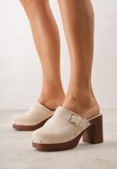 Beżowe Klapki na Obcasie Typu Chodaki Ozdobione Nitami i Klamrami Herminna. Brązowe klapki damskie Born2be, bez wzorów, z jeansu, bez obcasa, na obcasie, bez zapięcia. Za 129.99 zł.