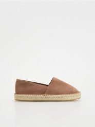 Zamszowe espadryle - pastelowy róż. Czerwone espadryle damskie Reserved, bez wzorów, ze skóry, bez obcasa. W wyprzedaży za 99.99 zł.