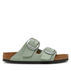 Klapki Birkenstock. Zielone klapki damskie Birkenstock, bez wzorów, bez obcasa, bez zapięcia. Za 429.99 zł.