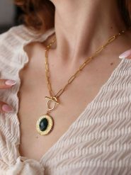 L'Atelier de Gaia Pozłacany naszyjnik z zawieszką - dł. 47 cm rozmiar: onesize. Zielone naszyjniki damskie L'Atelier de Gaia, z agatem, pozłacane. Za 104.89 zł.