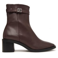 Botki Calvin Klein. Brązowe botki damskie Calvin Klein, bez obcasa, na słupku, bez zapięcia. Za 849.99 zł.