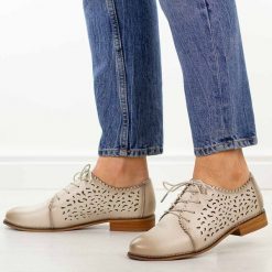 Beżowe ażurowe skórzane półbuty damskie Cambell 19386. Brązowe półbuty damskie Cambell, na lato, w ażurowe wzory, z jeansu, z okrągłym noskiem, bez obcasa, na obcasie, bez zapięcia. Za 239.00 zł.