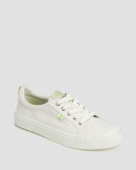Tenisówki Cariuma OCA Low Off-White Canvas. Białe trampki damskie CARIUMA, bez wzorów, z gumy, bez zapięcia. Za 209.10 zł.