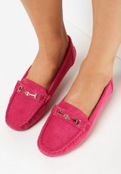 Fuksjowe Mokasyny z Imitacji Zamszu z Metalową Ozdobą Gelalline. Czerwone mokasyny damskie Born2be, z jeansu, bez obcasa. Za 69.99 zł.