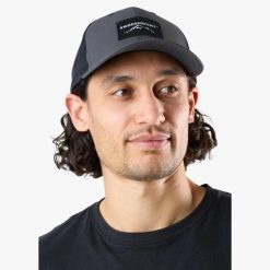 Czapka z daszkiem hiking unisex Swedemount Lofoten Trucker Cap II. Czarne czapki z daszkiem damskie SWEDEMOUNT, bez wzorów. W wyprzedaży za 71.99 zł.