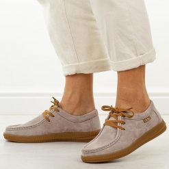 C.Beżowe tp skórzane mokasyny damskie T.Sokolski w26-214. Brązowe mokasyny damskie Sokolski, na jesień, z jeansu, z okrągłym noskiem, bez obcasa. W wyprzedaży za 224.10 zł.