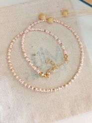 Atelier MIU Pozłacany naszyjnik z elementami ozdobnymi - dł. 42 cm rozmiar: onesize. Różowe naszyjniki damskie atelier MIU, pozłacane. Za 74.63 zł.