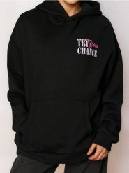 Bluza hoodie z nadrukiem na plecach - czarny. Czarne bluzy damskie Sinsay, l, bez wzorów, bez kaptura. Za 49.99 zł.