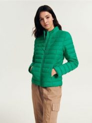Pikowana kurtka - zielony. Zielone kurtki damskie Reserved, bez wzorów, z tkaniny, bez kaptura. W wyprzedaży za 45.99 zł.
