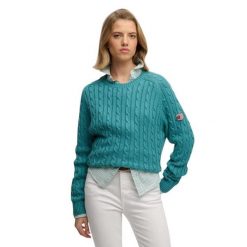 Damski sweter z warkoczowym splotem Superdry. Niebieskie swetry klasyczne damskie Superdry, na zimę, ze splotem, bez kołnierzyka. Za 284.00 zł.