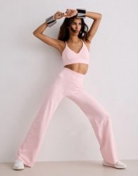 Damskie legginsy z prostą nogawką, wysoki stan, squat proof Sense różowe. Czerwone legginsy damskie Aim'n, s, bez wzorów, z elastanu, z podwyższonym stanem, na fitness i siłownię. Za 339.00 zł.