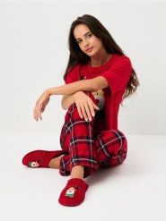 Świąteczne kapcie z motywem renifera - czerwony. Czerwone kapcie damskie Sinsay. Za 25.99 zł.