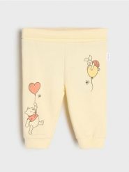 Spodnie dresowe jogger Winnie the Pooh - żółty. Żółte spodnie sportowe damskie Sinsay, m, bez wzorów, z dresówki. W wyprzedaży za 9.99 zł.