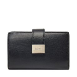 Portfel Calvin Klein. Czarne portfele damskie Calvin Klein, bez wzorów. Za 199.99 zł.