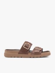 Brązowe klapki z dwoma paskami. Brązowe klapki damskie Ryłko, bez wzorów, ze skóry, z okrągłym noskiem, bez obcasa, na płaskiej podeszwie, bez zapięcia. Za 379.99 zł.