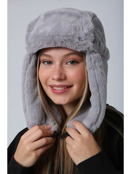 Lucky Bees Czapka w kolorze jasnoszarym rozmiar: onesize. Szare czapki damskie Lucky Bees, bez wzorów, z futra. Za 43.99 zł.