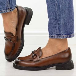 Brązowe skórzane półbuty damskie Vinceza 39951. Brązowe półbuty damskie VINCEZA, na jesień, bez wzorów, z materiału, bez obcasa, na obcasie, bez zapięcia. Za 219.00 zł.