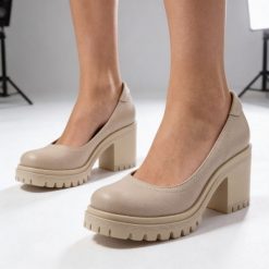 Półbuty damskie Armodo, cholewka ze skóry naturalnej o gładkim wykończeniu, klasyczna linia z zaokrąglonym noskiem, stabilny obcas osadzony na grubej. Brązowe półbuty damskie Armodo, bez wzorów, ze skóry, bez obcasa, na obcasie, bez zapięcia. Za 379.00 zł.