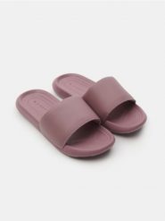 Klapki - fioletowy. Fioletowe klapki damskie Sinsay, bez wzorów, bez obcasa, bez zapięcia. Za 25.99 zł.