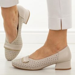 Białe ażurowe czółenka damskie na obcasie M.Daszyński Sa279-5. Białe czółenka damskie M.Daszyński, z aplikacjami, ze skóry, z okrągłym noskiem, bez obcasa, na obcasie. W wyprzedaży za 179.10 zł.