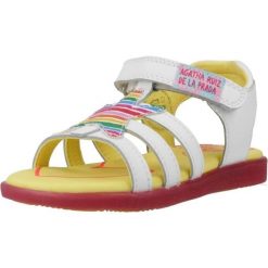 Sandały AGATHA RUIZ DE LA PRADA 242965A Biały. Białe sandały damskie Agatha Ruiz de la Prada, bez wzorów, ze skóry, bez obcasa, bez zapięcia. Za 259.75 zł.