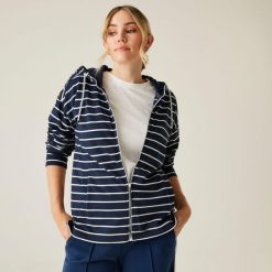 Bluza turystyczna damska Bayletta z kapturem. Niebieskie bluzy damskie Regatta, bez wzorów, z kapturem. W wyprzedaży za 229.99 zł.