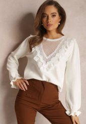Biały Sweter z Falbankami i Ażurową Koronką Vegu. Białe swetry klasyczne damskie Renee, z dzianiny, bez kołnierzyka. Za 159.99 zł.