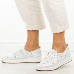 Białe skórzane ażurowe półbuty damskie Filippo Dp4606/26. Białe półbuty damskie Filippo, na jesień, w ażurowe wzory, z jeansu, z okrągłym noskiem, bez obcasa, na koturnie, bez zapięcia. Za 239.00 zł.