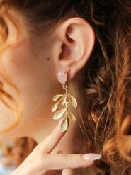 Pierres de Jade Pozłacane kolczyki-wkrętki z kwarcem rozmiar: onesize. Różowe kolczyki damskie Pierres de Jade, z kwarcem, pozłacane. Za 56.99 zł.