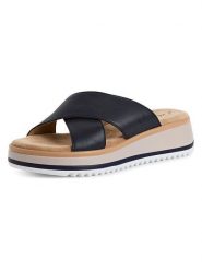 S.Oliver Skórzane klapki w kolorze czarnym rozmiar: 36. Czarne klapki damskie S.Oliver, bez wzorów, z otwartym noskiem, bez obcasa, na platformie, bez zapięcia. Za 173.99 zł.